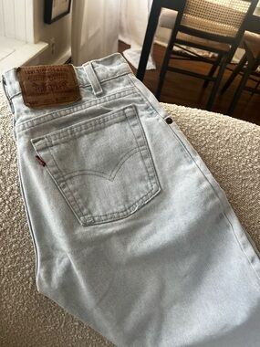 Vintage Levi’s 560 1990s Light Wash Distressed Women’s Jeans